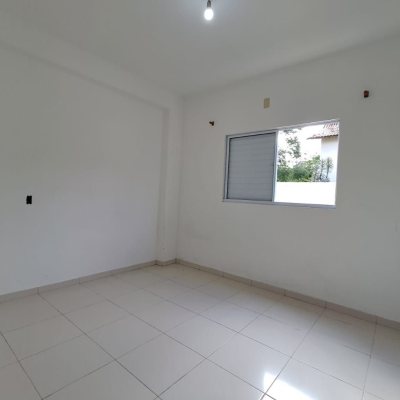 Casa Residencial com 200m², 5 quartos, 3 garagens, no bairro São João Do Rio Vermelho em Florianópolis