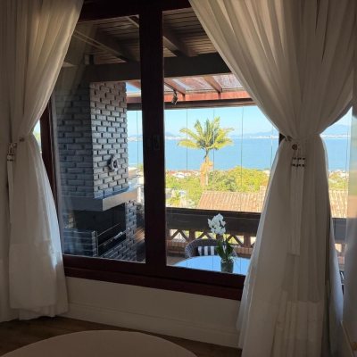 Casa Residencial com 309m², 4 quartos, 7 garagens, no bairro Sambaqui em Florianópolis