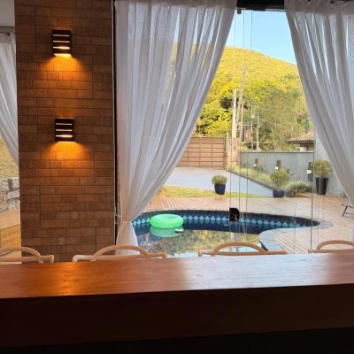 Casa Residencial com 309m², 4 quartos, 7 garagens, no bairro Sambaqui em Florianópolis