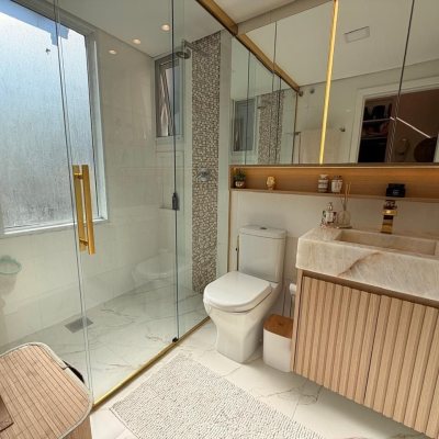 Casa Residencial com 309m², 4 quartos, 7 garagens, no bairro Sambaqui em Florianópolis