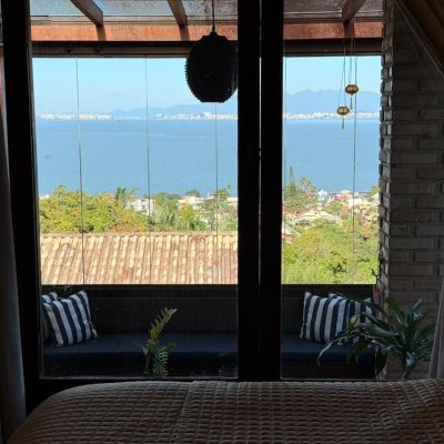 Casa Residencial com 309m², 4 quartos, 7 garagens, no bairro Sambaqui em Florianópolis