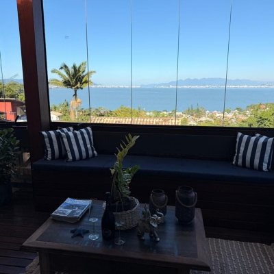 Casa Residencial com 309m², 4 quartos, 7 garagens, no bairro Sambaqui em Florianópolis