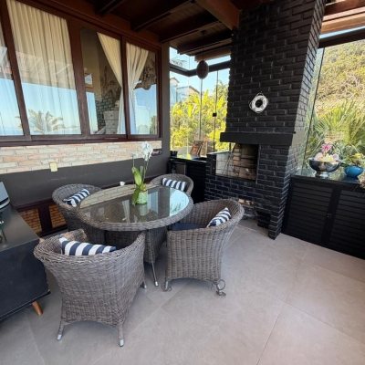 Casa Residencial com 309m², 4 quartos, 7 garagens, no bairro Sambaqui em Florianópolis