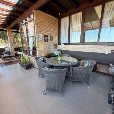 Casa Residencial com 309m², 4 quartos, 7 garagens, no bairro Sambaqui em Florianópolis