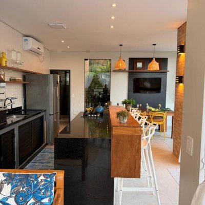 Casa Residencial com 309m², 4 quartos, 7 garagens, no bairro Sambaqui em Florianópolis