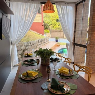 Casa Residencial com 309m², 4 quartos, 7 garagens, no bairro Sambaqui em Florianópolis