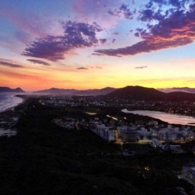 Casa Residencial com 173m², 4 quartos (sendo 1 suíte), 3 garagens, no bairro Campeche em Florianópolis