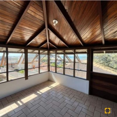 Casa Residencial com 220m², 7 quartos, 8 garagens, no bairro Ingleses do Rio Vermelho em Florianópolis