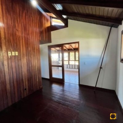 Casa Residencial com 220m², 7 quartos, 8 garagens, no bairro Ingleses do Rio Vermelho em Florianópolis