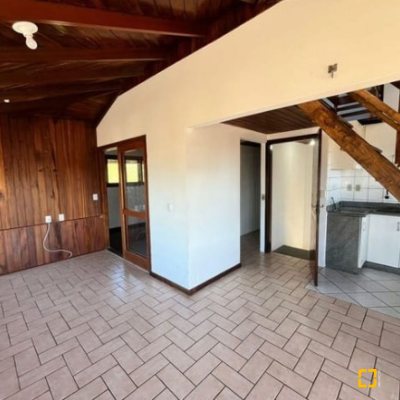 Casa Residencial com 220m², 7 quartos, 8 garagens, no bairro Ingleses do Rio Vermelho em Florianópolis