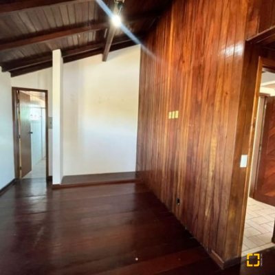 Casa Residencial com 220m², 7 quartos, 8 garagens, no bairro Ingleses do Rio Vermelho em Florianópolis