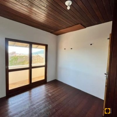 Casa Residencial com 220m², 7 quartos, 8 garagens, no bairro Ingleses do Rio Vermelho em Florianópolis
