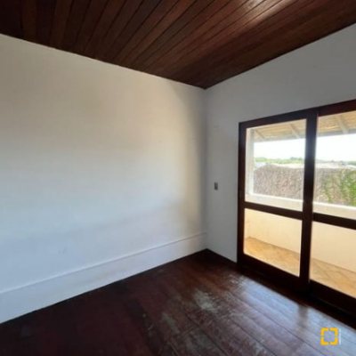 Casa Residencial com 220m², 7 quartos, 8 garagens, no bairro Ingleses do Rio Vermelho em Florianópolis