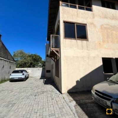 Casa Residencial com 220m², 7 quartos, 8 garagens, no bairro Ingleses do Rio Vermelho em Florianópolis