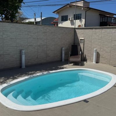 Casa Residencial com 215m², 4 quartos (sendo 1 suíte), 2 garagens, no bairro Campeche em Florianópolis