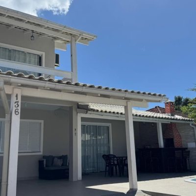 Casa Residencial com 215m², 4 quartos (sendo 1 suíte), 2 garagens, no bairro Campeche em Florianópolis