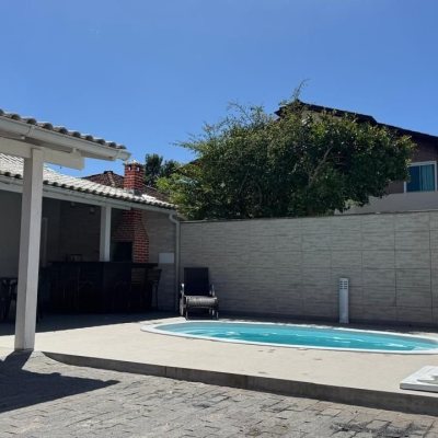 Casa Residencial com 215m², 4 quartos (sendo 1 suíte), 2 garagens, no bairro Campeche em Florianópolis