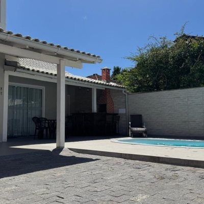 Casa Residencial com 215m², 4 quartos (sendo 1 suíte), 2 garagens, no bairro Campeche em Florianópolis