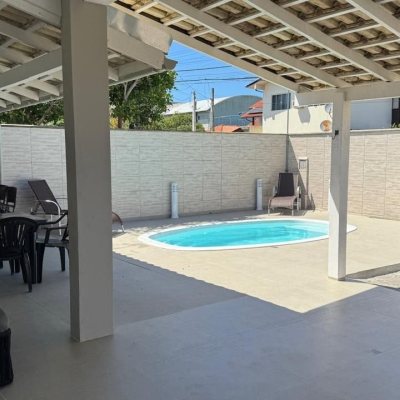 Casa Residencial com 215m², 4 quartos (sendo 1 suíte), 2 garagens, no bairro Campeche em Florianópolis