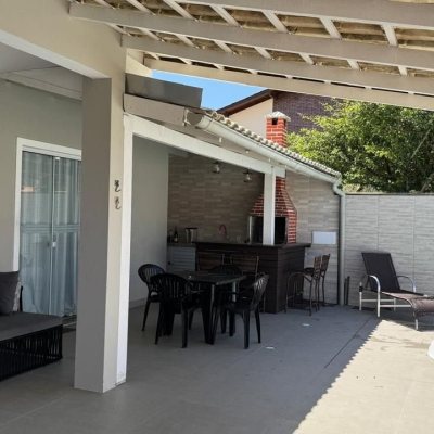 Casa Residencial com 215m², 4 quartos (sendo 1 suíte), 2 garagens, no bairro Campeche em Florianópolis
