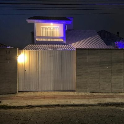 Casa Residencial com 215m², 4 quartos (sendo 1 suíte), 2 garagens, no bairro Campeche em Florianópolis