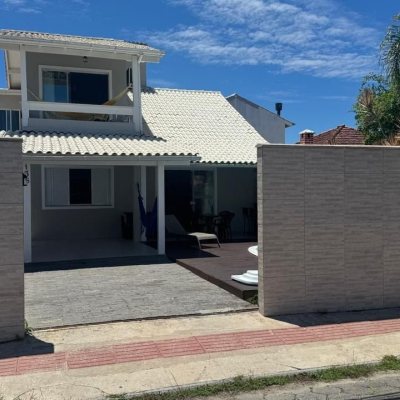 Casa Residencial com 215m², 4 quartos (sendo 1 suíte), 2 garagens, no bairro Campeche em Florianópolis