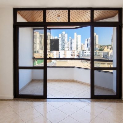 Apartamentos com 110m², 3 quartos (sendo 1 suíte), 1 garagem, no bairro Kobrasol em São José