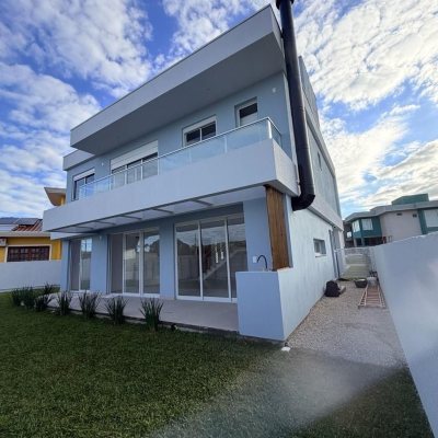 Casa em Condomínio com 226m², 3 quartos (sendo 3 suítes), 2 garagens, no bairro São João Do Rio Vermelho em Florianópolis