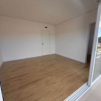 Casa em Condomínio com 226m², 3 quartos (sendo 3 suítes), 2 garagens, no bairro São João Do Rio Vermelho em Florianópolis