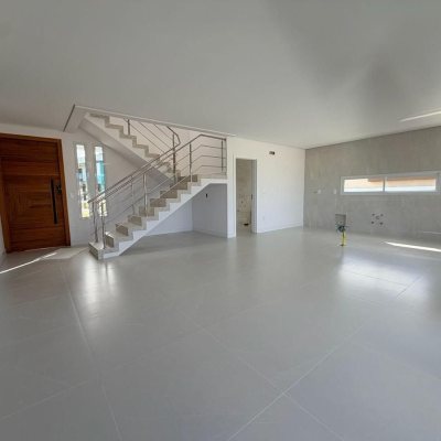 Casa em Condomínio com 226m², 3 quartos (sendo 3 suítes), 2 garagens, no bairro São João Do Rio Vermelho em Florianópolis