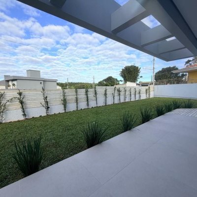Casa em Condomínio com 226m², 3 quartos (sendo 3 suítes), 2 garagens, no bairro São João Do Rio Vermelho em Florianópolis