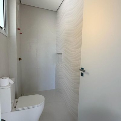 Casa em Condomínio com 226m², 3 quartos (sendo 3 suítes), 2 garagens, no bairro São João Do Rio Vermelho em Florianópolis