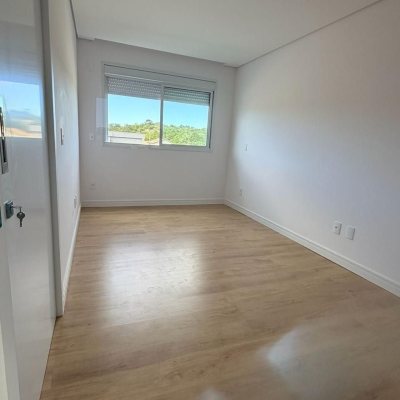 Casa em Condomínio com 226m², 3 quartos (sendo 3 suítes), 2 garagens, no bairro São João Do Rio Vermelho em Florianópolis