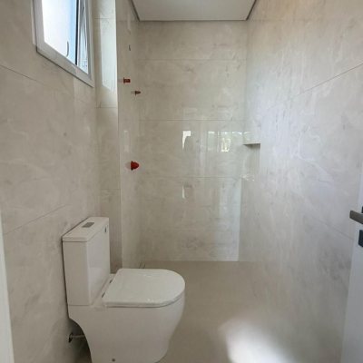 Casa em Condomínio com 226m², 3 quartos (sendo 3 suítes), 2 garagens, no bairro São João Do Rio Vermelho em Florianópolis