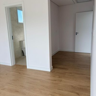 Casa em Condomínio com 226m², 3 quartos (sendo 3 suítes), 2 garagens, no bairro São João Do Rio Vermelho em Florianópolis