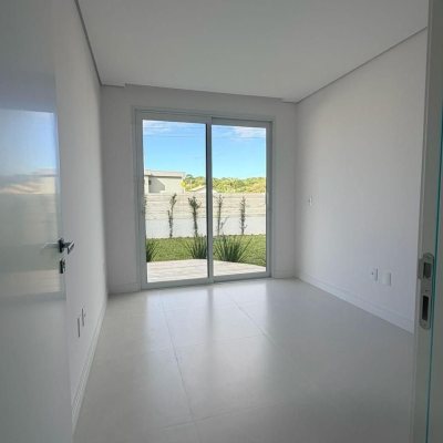 Casa em Condomínio com 226m², 3 quartos (sendo 3 suítes), 2 garagens, no bairro São João Do Rio Vermelho em Florianópolis