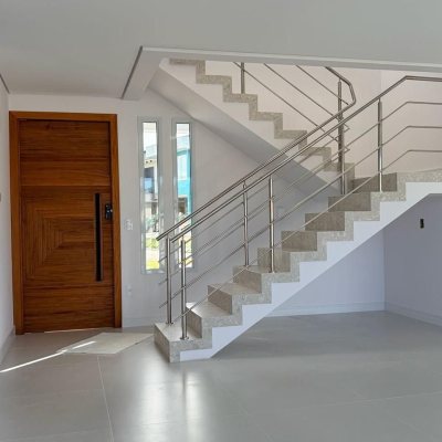 Casa em Condomínio com 226m², 3 quartos (sendo 3 suítes), 2 garagens, no bairro São João Do Rio Vermelho em Florianópolis
