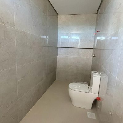Casa em Condomínio com 226m², 3 quartos (sendo 3 suítes), 2 garagens, no bairro São João Do Rio Vermelho em Florianópolis
