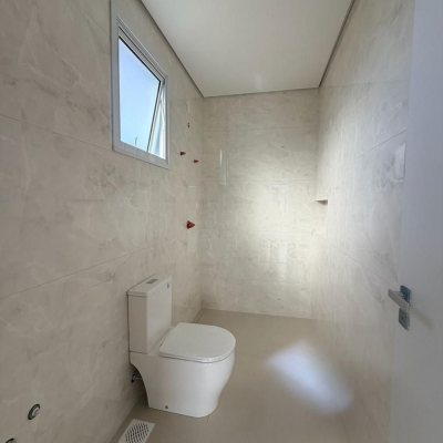 Casa em Condomínio com 226m², 3 quartos (sendo 3 suítes), 2 garagens, no bairro São João Do Rio Vermelho em Florianópolis