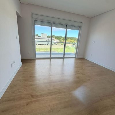 Casa em Condomínio com 226m², 3 quartos (sendo 3 suítes), 2 garagens, no bairro São João Do Rio Vermelho em Florianópolis