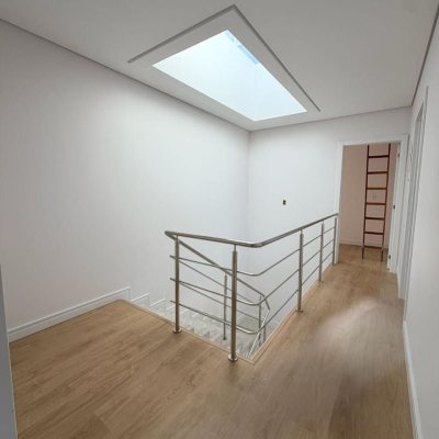 Casa em Condomínio com 226m², 3 quartos (sendo 3 suítes), 2 garagens, no bairro São João Do Rio Vermelho em Florianópolis