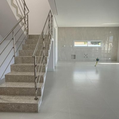 Casa em Condomínio com 226m², 3 quartos (sendo 3 suítes), 2 garagens, no bairro São João Do Rio Vermelho em Florianópolis