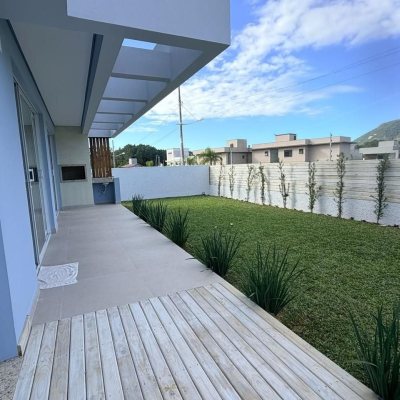 Casa em Condomínio com 226m², 3 quartos (sendo 3 suítes), 2 garagens, no bairro São João Do Rio Vermelho em Florianópolis