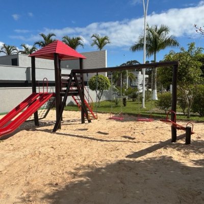 Casa em Condomínio com 226m², 3 quartos (sendo 3 suítes), 2 garagens, no bairro São João Do Rio Vermelho em Florianópolis