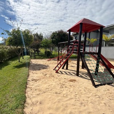 Casa em Condomínio com 226m², 3 quartos (sendo 3 suítes), 2 garagens, no bairro São João Do Rio Vermelho em Florianópolis