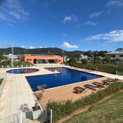 Casa em Condomínio com 226m², 3 quartos (sendo 3 suítes), 2 garagens, no bairro São João Do Rio Vermelho em Florianópolis