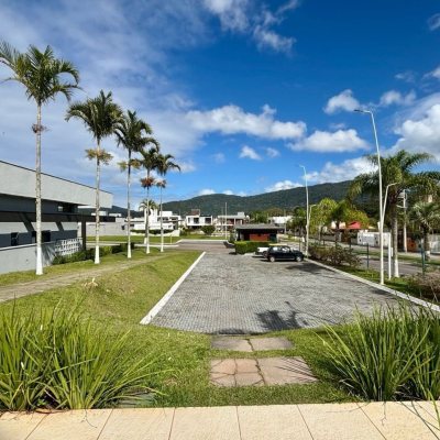 Casa em Condomínio com 226m², 3 quartos (sendo 3 suítes), 2 garagens, no bairro São João Do Rio Vermelho em Florianópolis