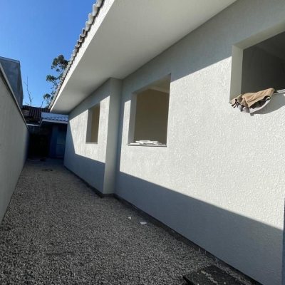 Sobrado Residencial com 190m², 3 quartos (sendo 1 suíte), 2 garagens, no bairro São João Do Rio Vermelho em Florianópolis
