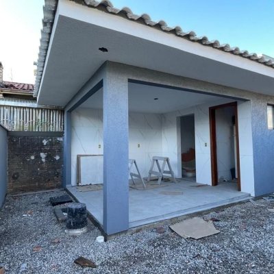 Sobrado Residencial com 190m², 3 quartos (sendo 1 suíte), 2 garagens, no bairro São João Do Rio Vermelho em Florianópolis