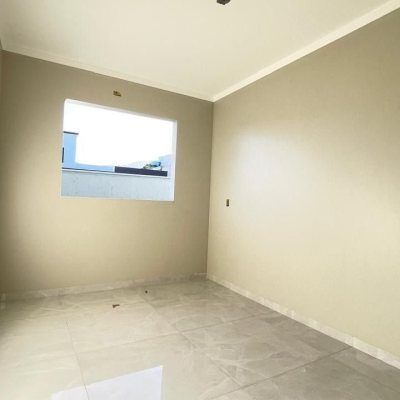 Sobrado Residencial com 190m², 3 quartos (sendo 1 suíte), 2 garagens, no bairro São João Do Rio Vermelho em Florianópolis
